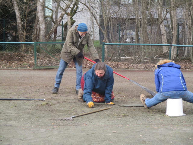 Arbeitseinsatz auf der Boule-Anlage 1 Arbeitseinsatz auf der Boule-Anlage 1