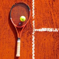 tennis-1671852_1920 Tennisschäger auf Tennisplatz